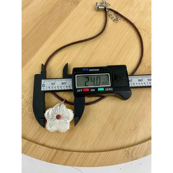 VTG Mother of Pearl Carved Flower Pendant Necklace Leather Rope 13" Choker - Picture 4 of 11